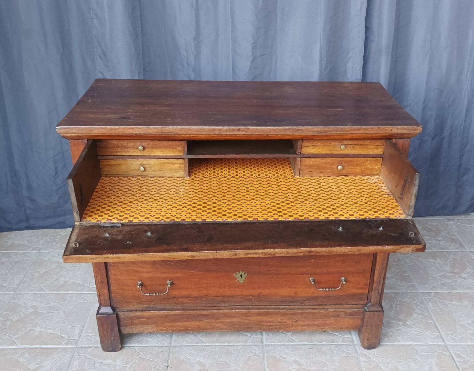 Secretary commode with a cross design from the Restoration period in walnut.
