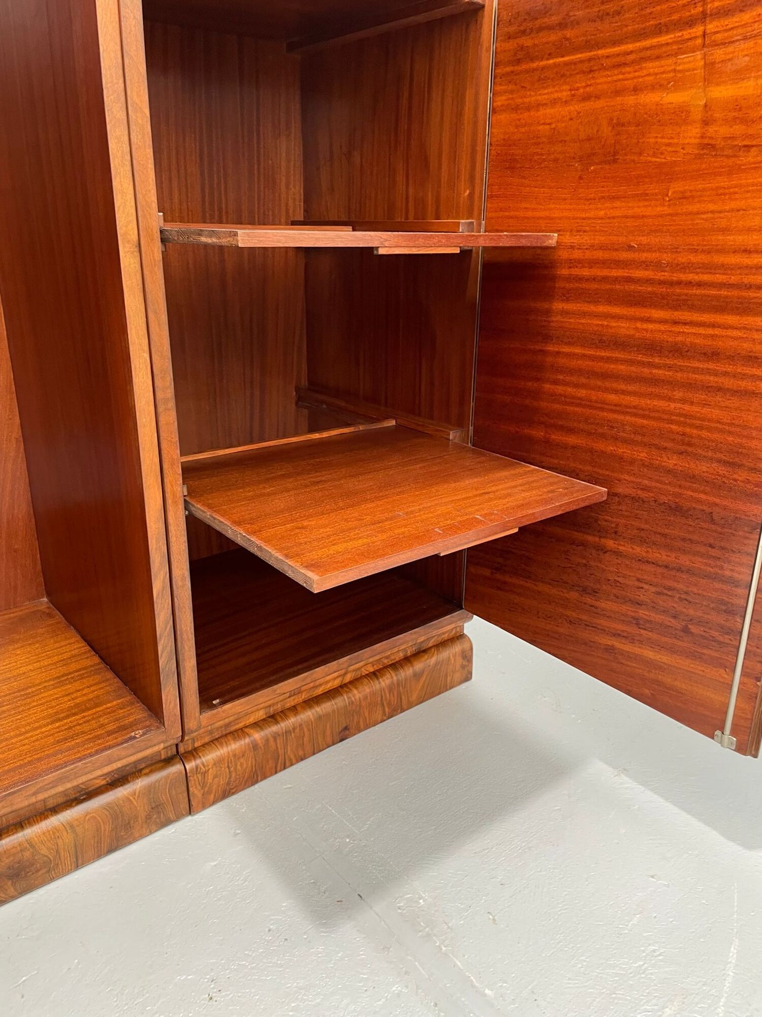 Armoire en placage de noyer restaurée d'influence Art Déco, années 1930