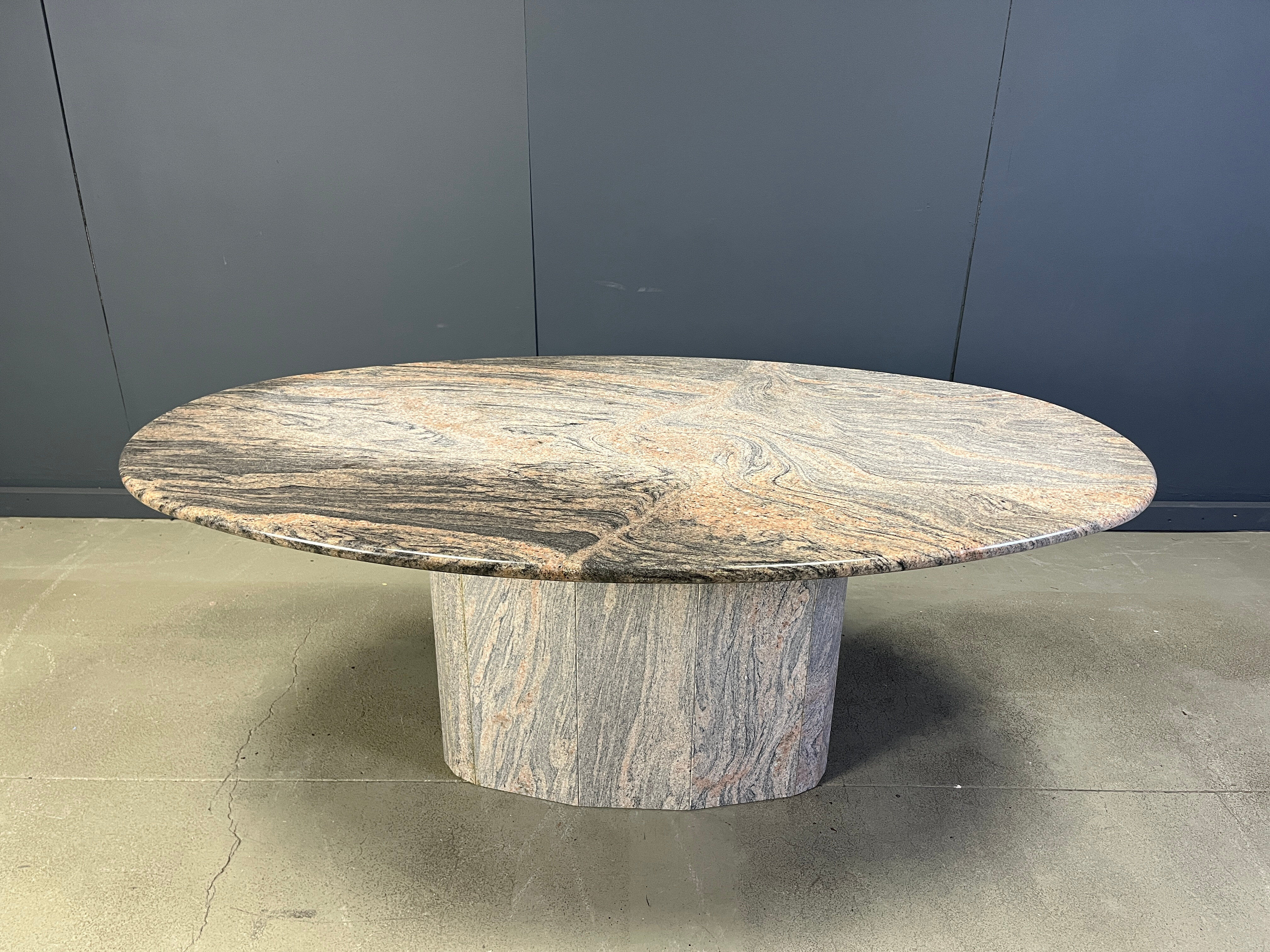 Table à manger en granit ovale vintage, années 1970