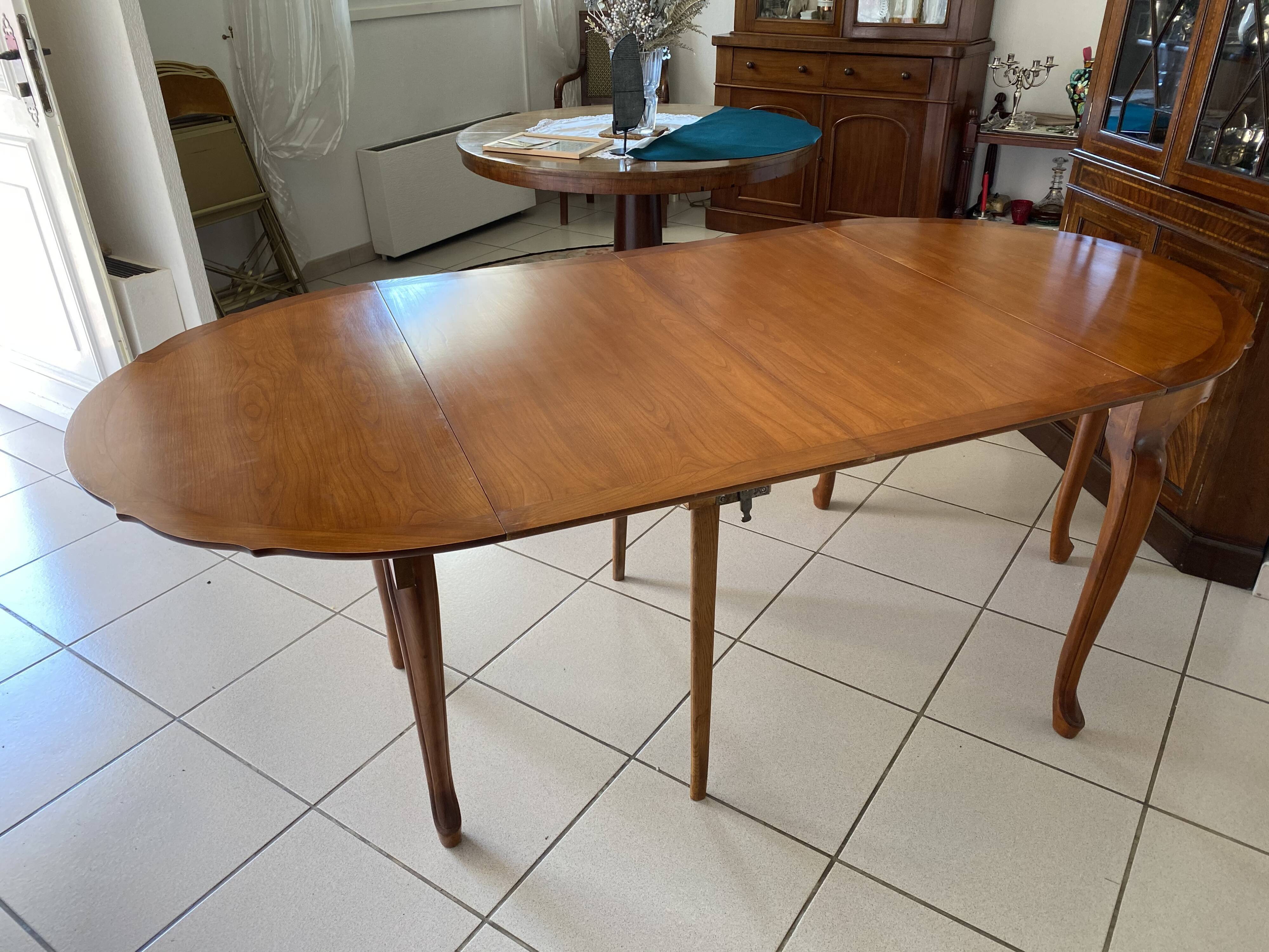 Extendable half moon table
