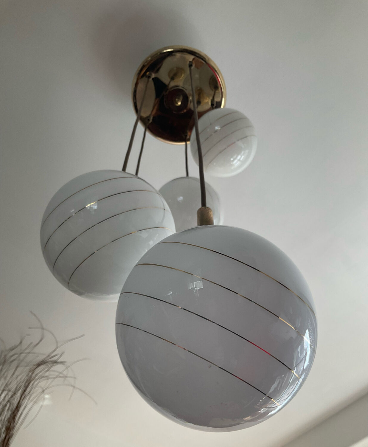 Lustre cascade de globes opaline des années 70