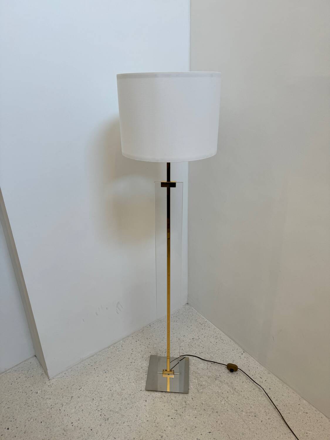 Lampadaire en plexiglas et métal doré, 1970