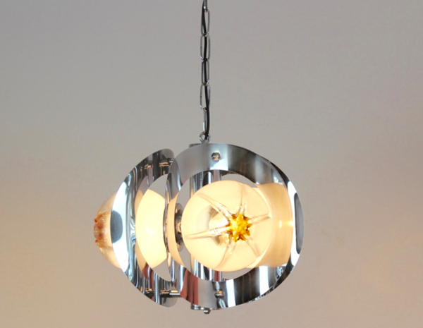 Chandelier vintage géométrique en chrome et verre givré par A.V. Mazzega