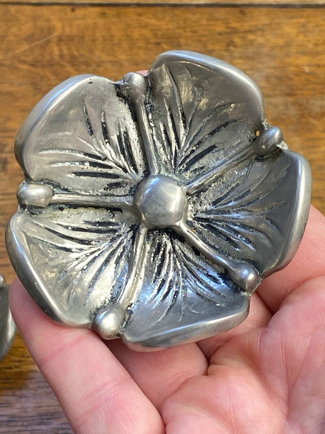 Mini lotus ashtrays in silver-plated metal