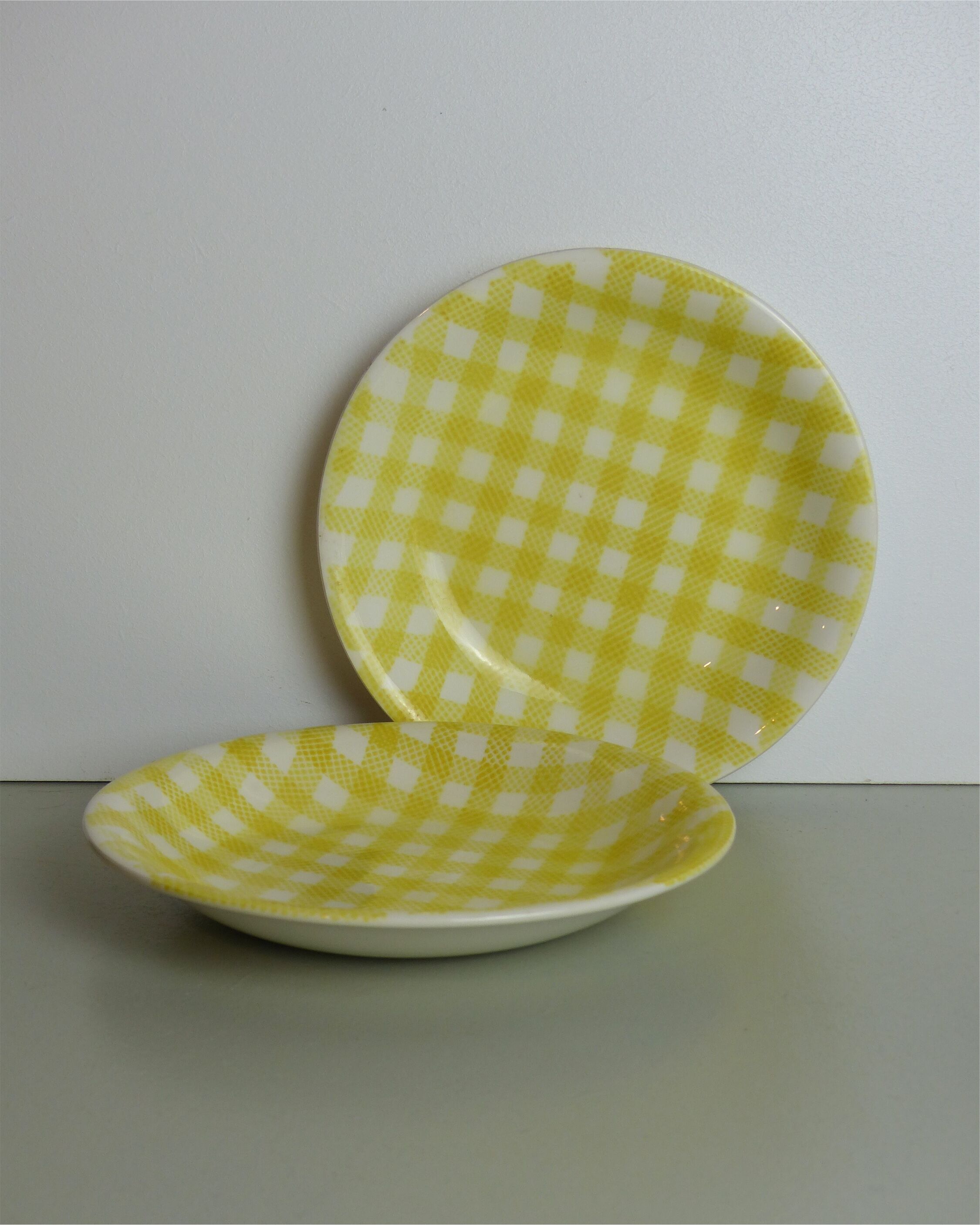 Set of two yellow and white Salins gingham plates