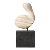 Sculpture en pierre blanche par v.bee, suisse
