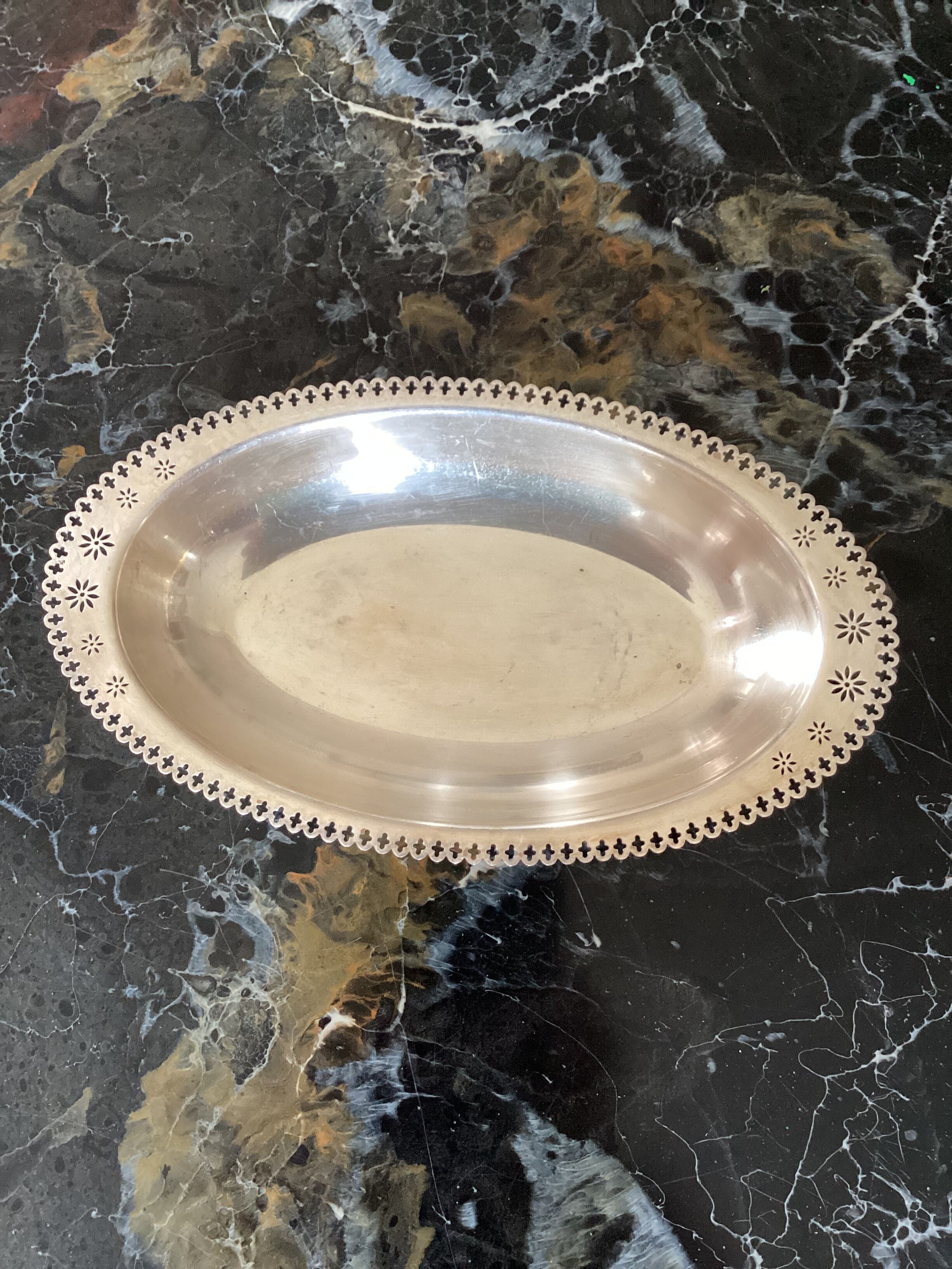 Silver metal basket dimension: height -5cm- width -34cm- depth -20cm-