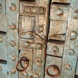 Porte ancienne bleue en bois avec croisillons