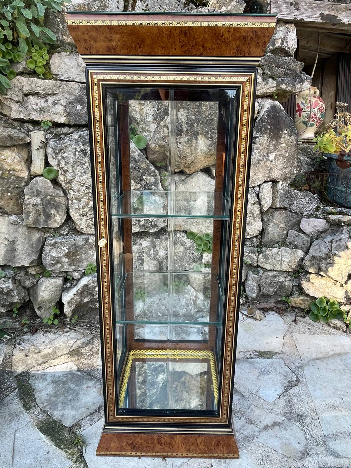 Pair of display cases in magnifying glass and black & gold lacquer, 20th century period