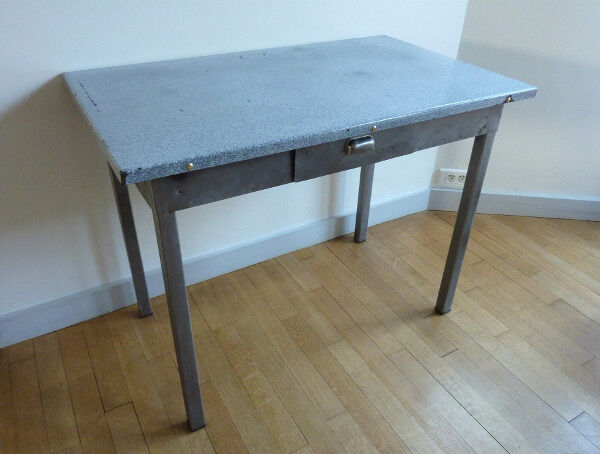 Table de cuisine en métal plateau émaillé moucheté gris années 40
