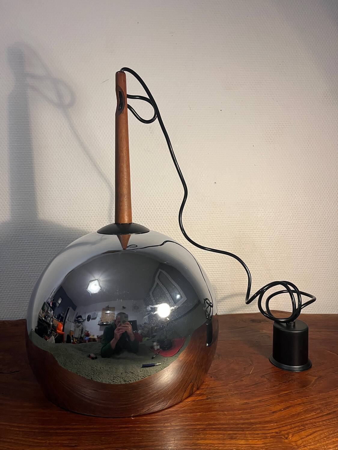 Suspension globe métal année 70 avec support teck