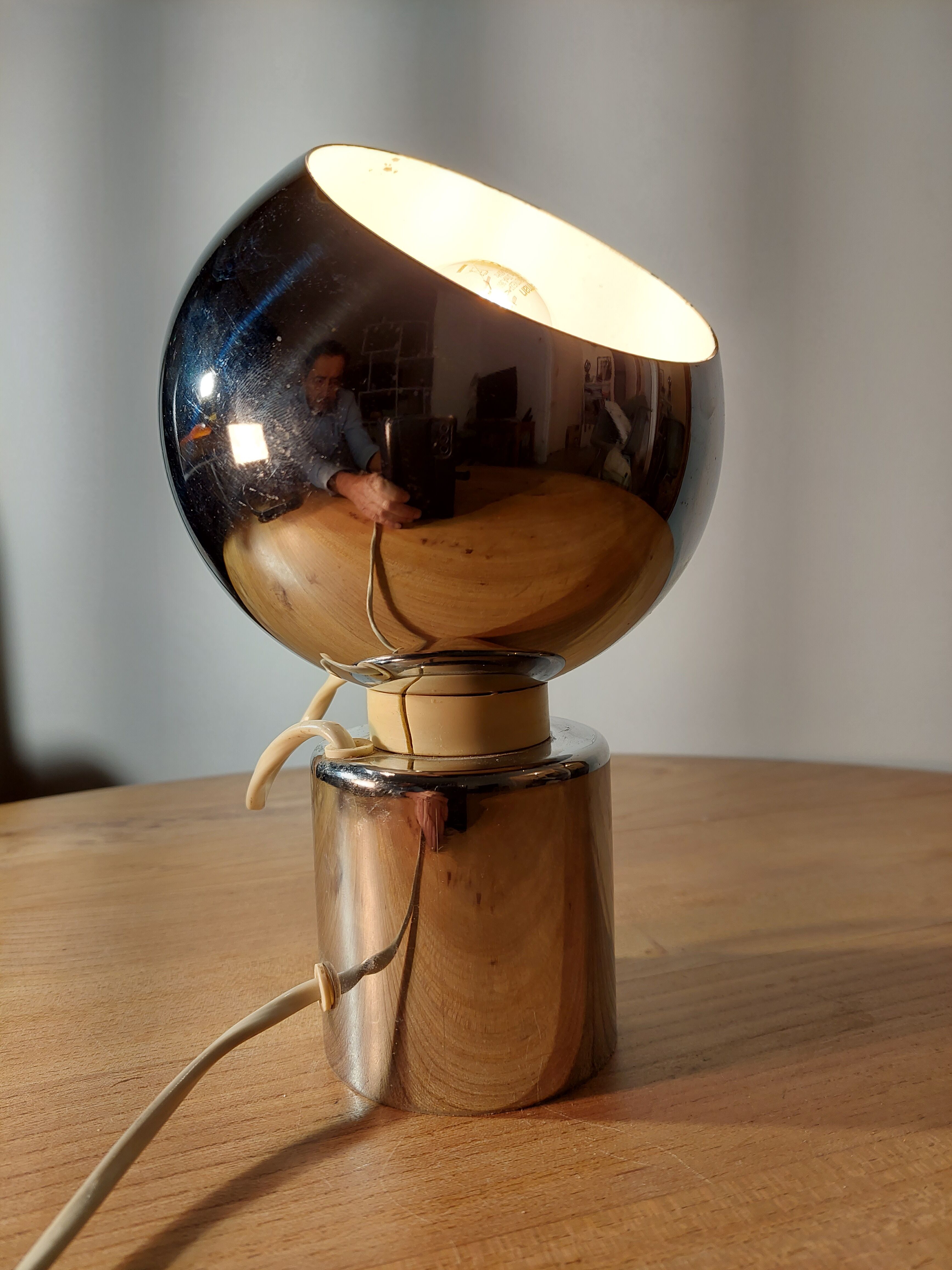 Table lamp Geoffrey Reggiani magnet