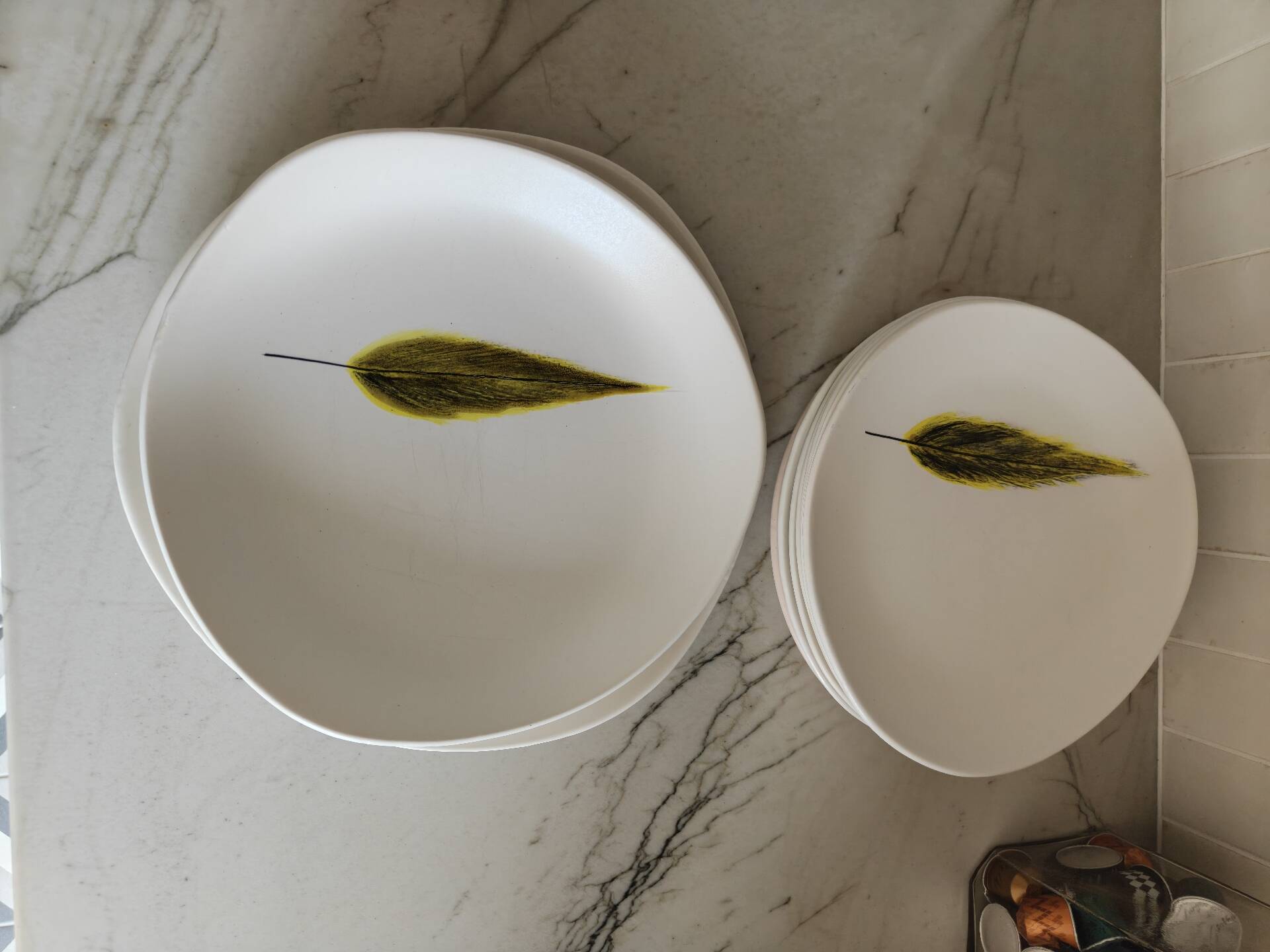 Set of 6 plates and 2 dishes.