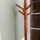 Porte-manteau en bois sur pied