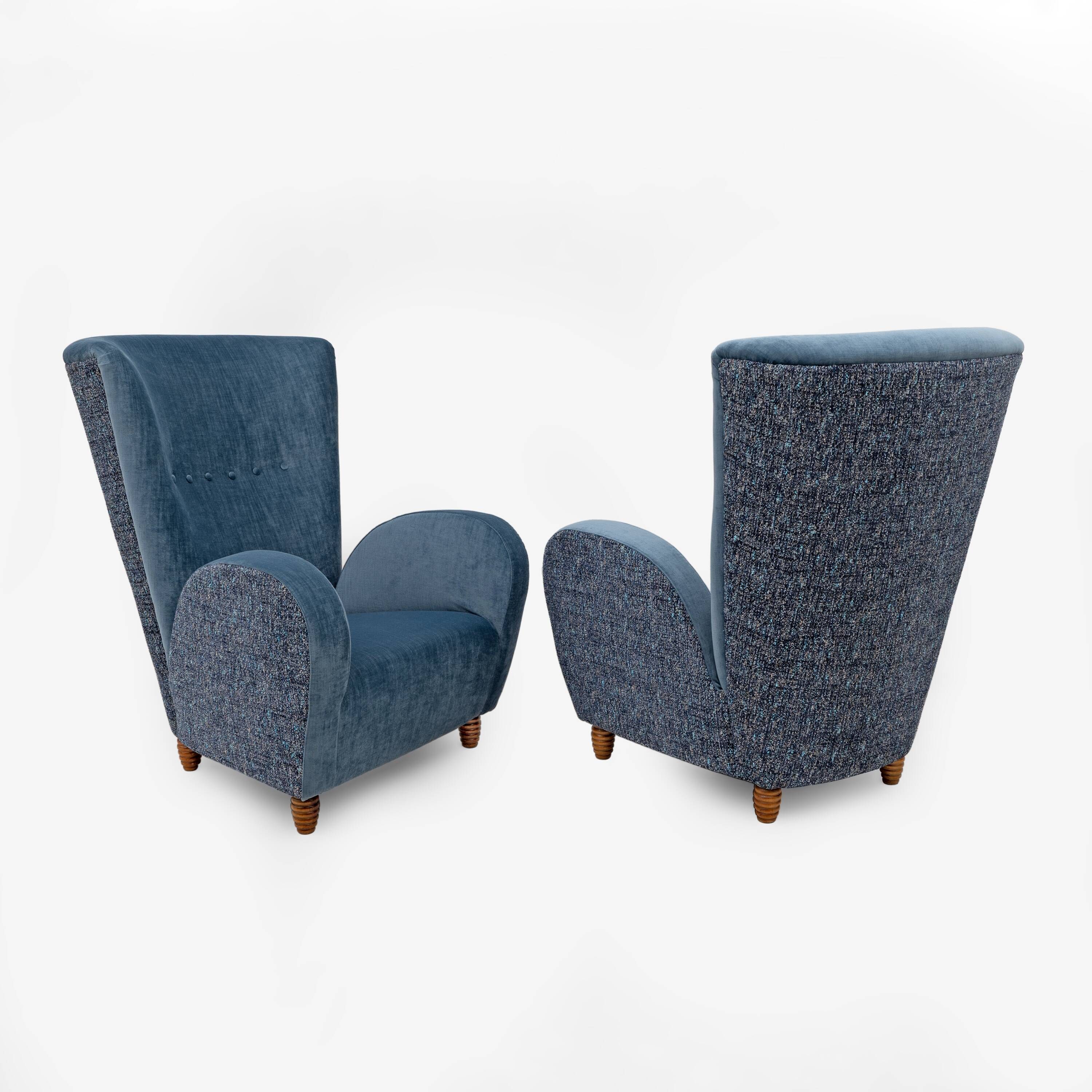 Paire de fauteuils à dossier haut italiens Paolo Buffa en velours bleu et chenille.
