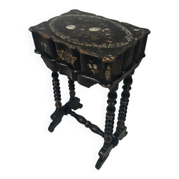 Travailleuse Napoléon III en bois noirci burgauté et à rehauts dorés