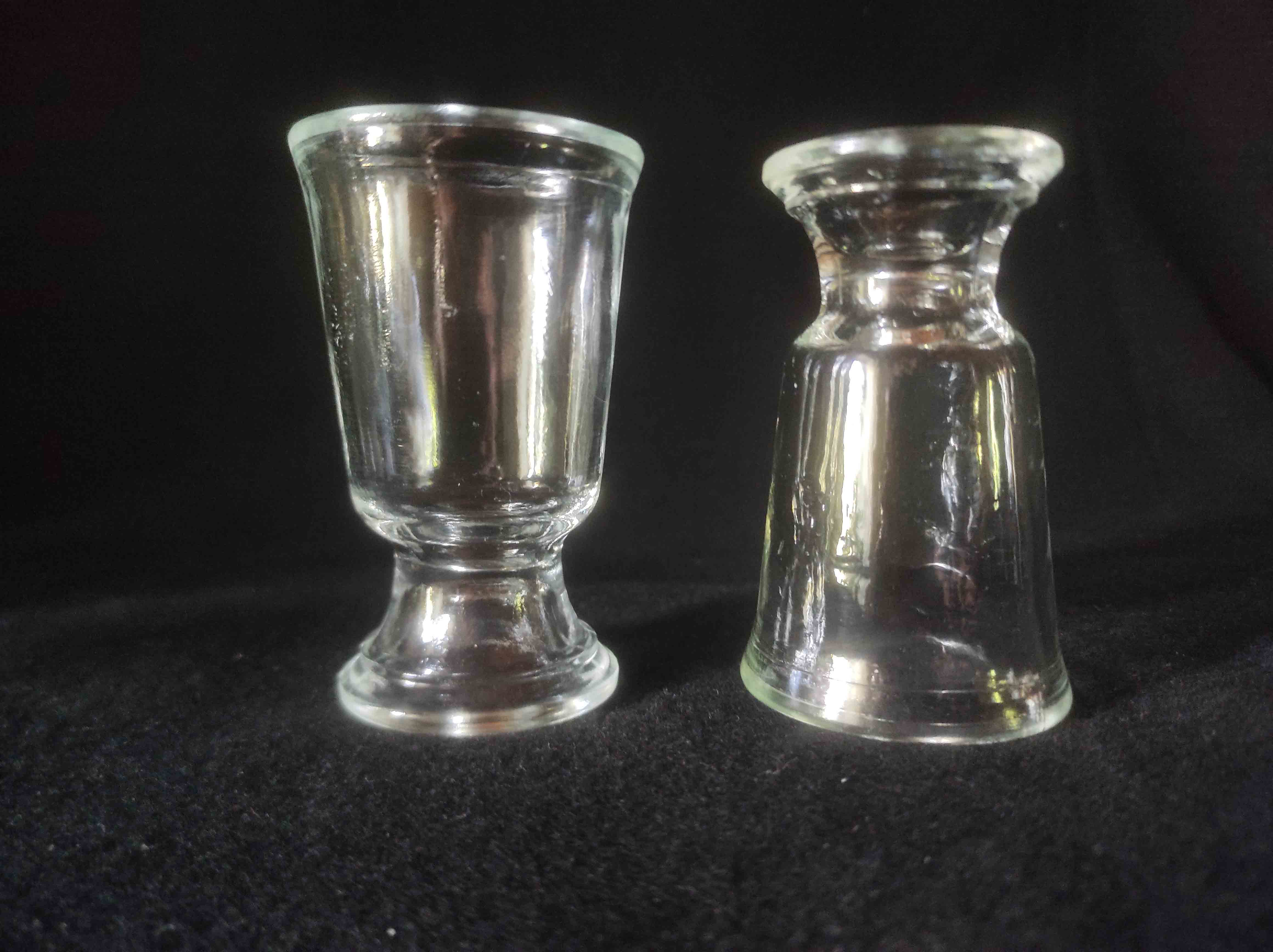Deux verres à liqueur de bistrot