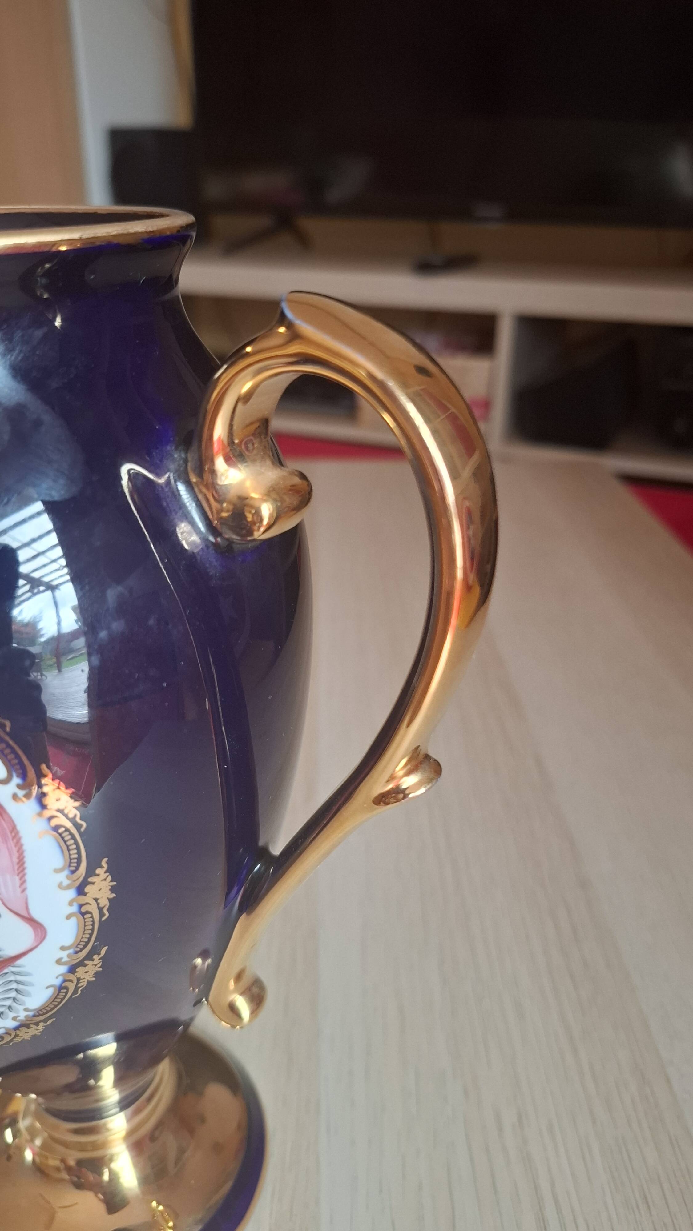 Vase en porcelaine de Limoges bleu de four et dorure 22K