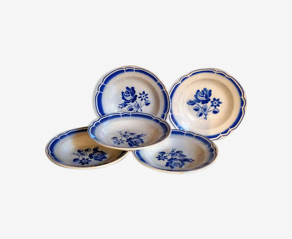 Cinq assiettes "grand-mère" anciennes à fleurs bleues