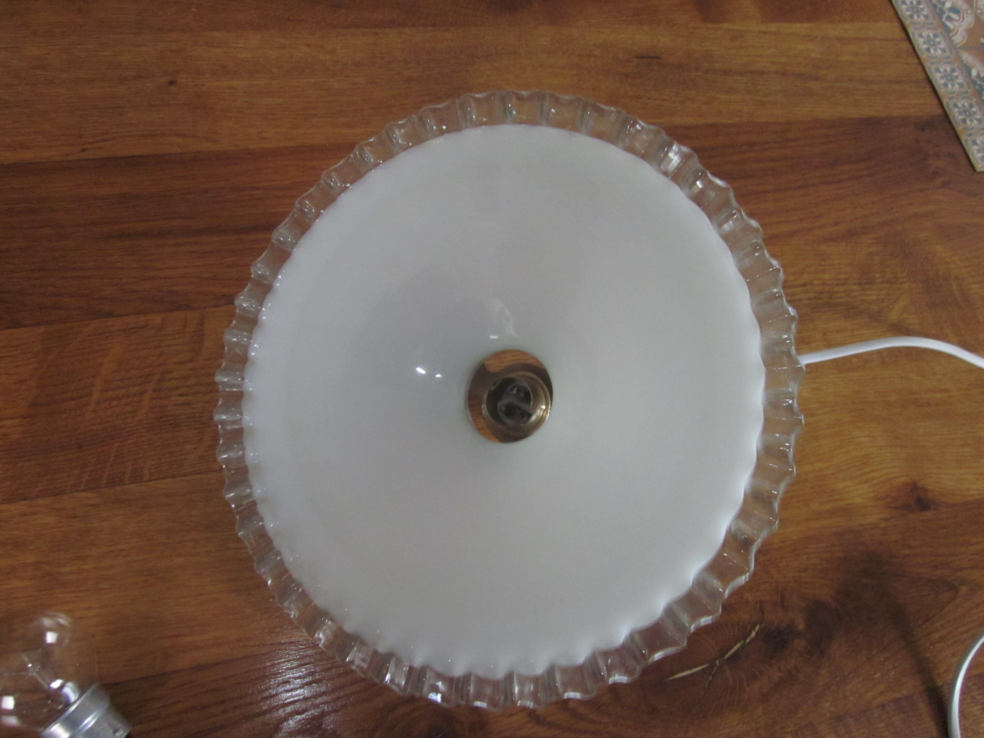 Old hanging in opaline dentelè