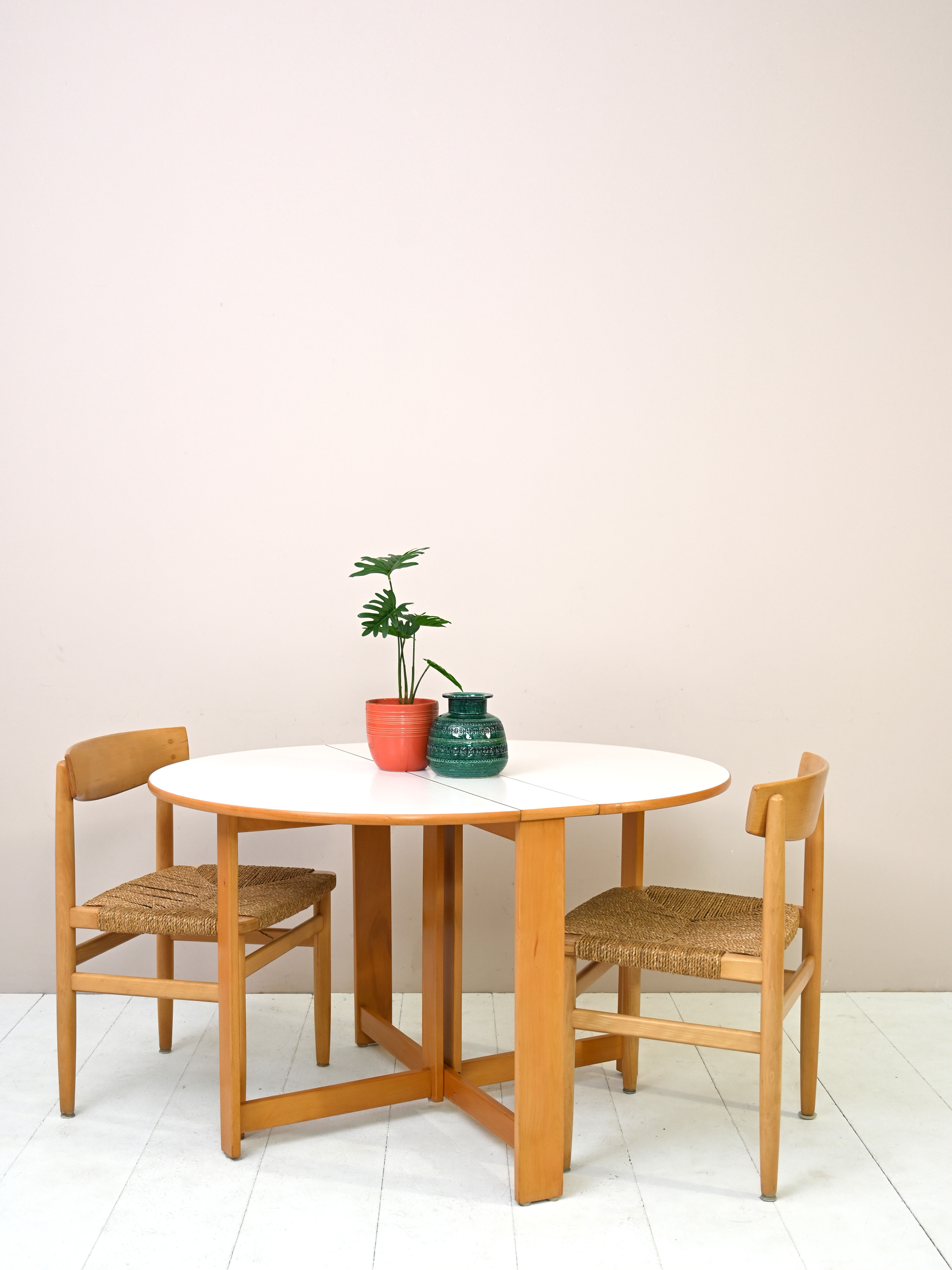 White round table with wings