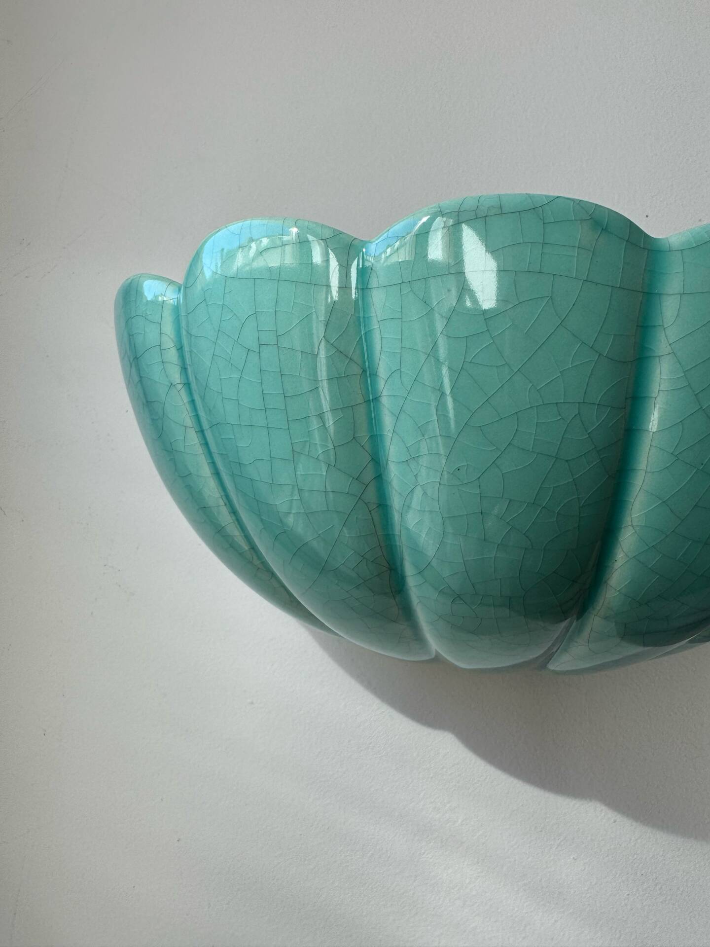 Applique coquillage en céramique craquelée, années 80