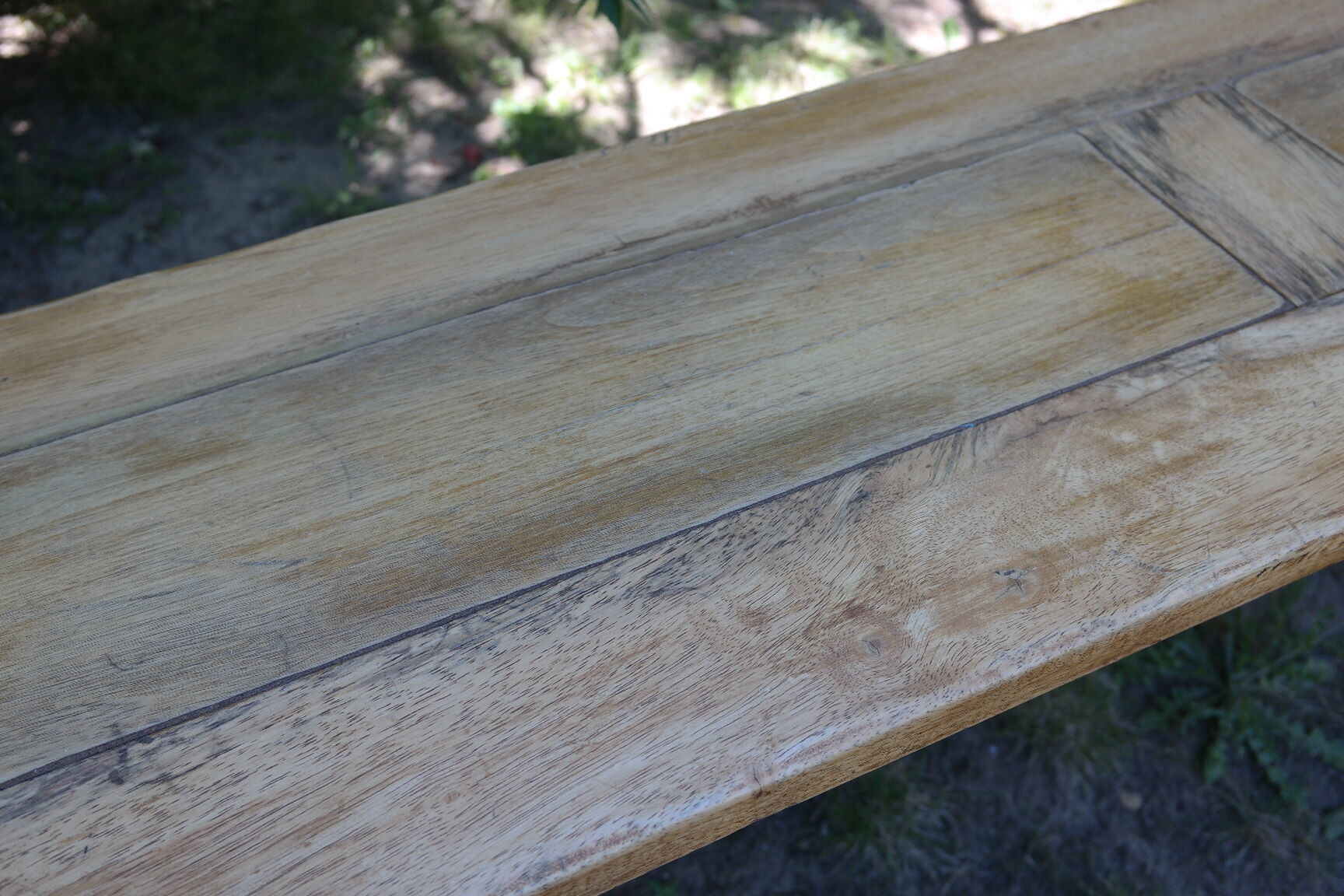 Pairs of benches in light wood and tubular metal
