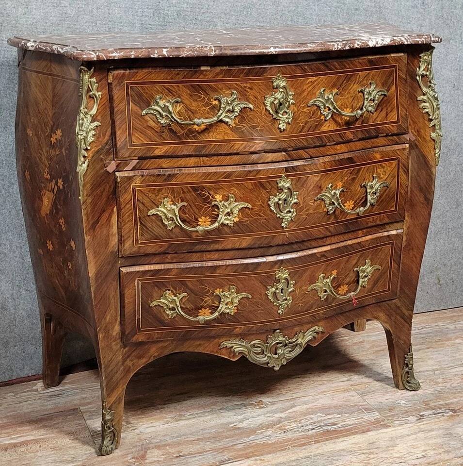 Commode galbée Style Louis XV en marquéterie vers 1850