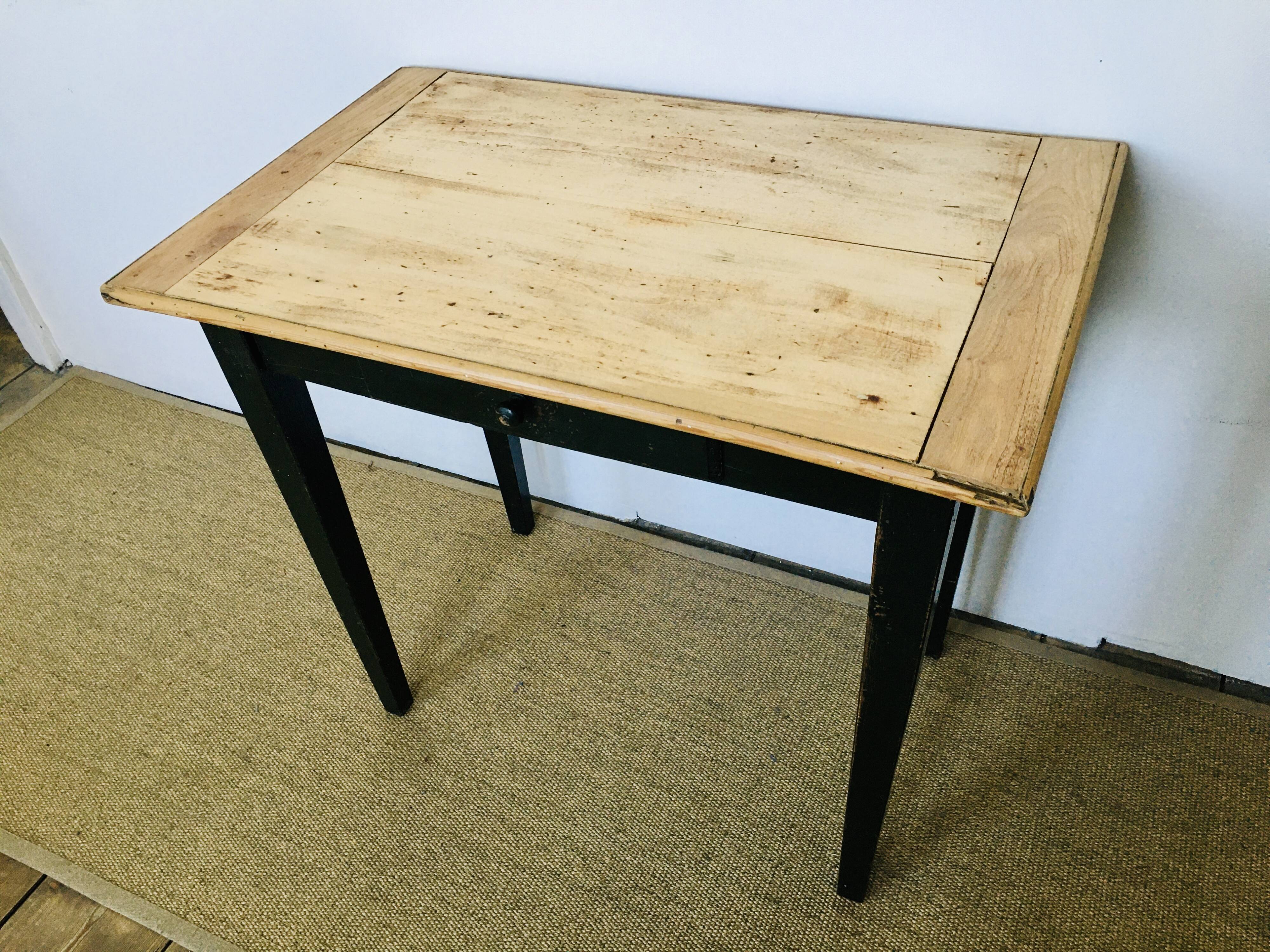 Farm table with tapered feet