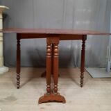 Drop-leaf table called “get leg”