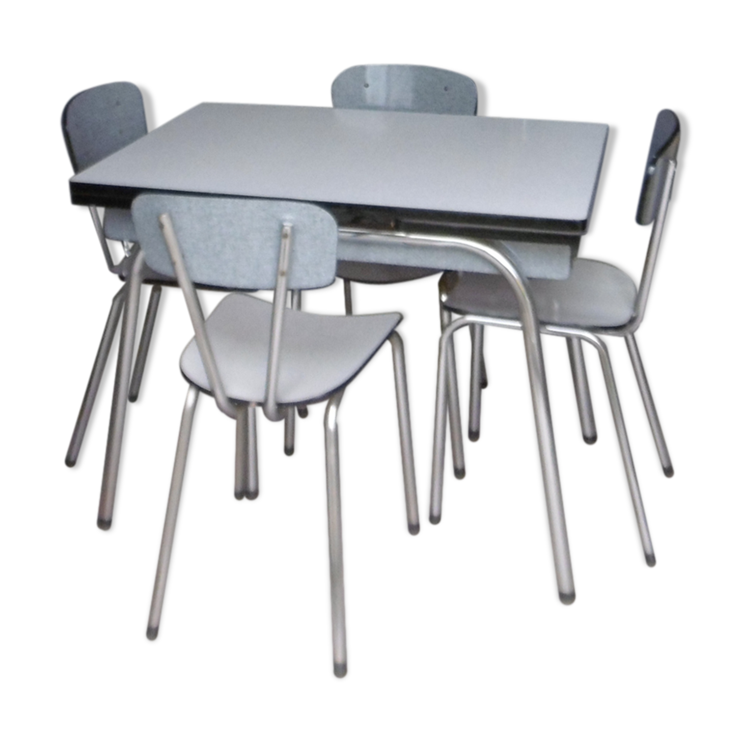 In formica kitchen table with 4 chairs