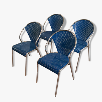 Suite de 4 chaises chromées à assises perforées en métal de couleur bleue, vers 1980