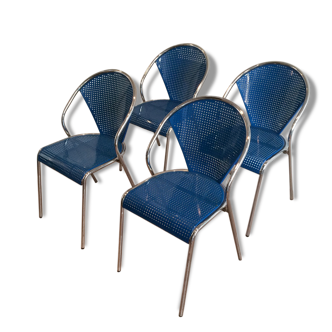 Suite de 4 chaises chromées à assises perforées en métal de couleur bleue, vers 1980