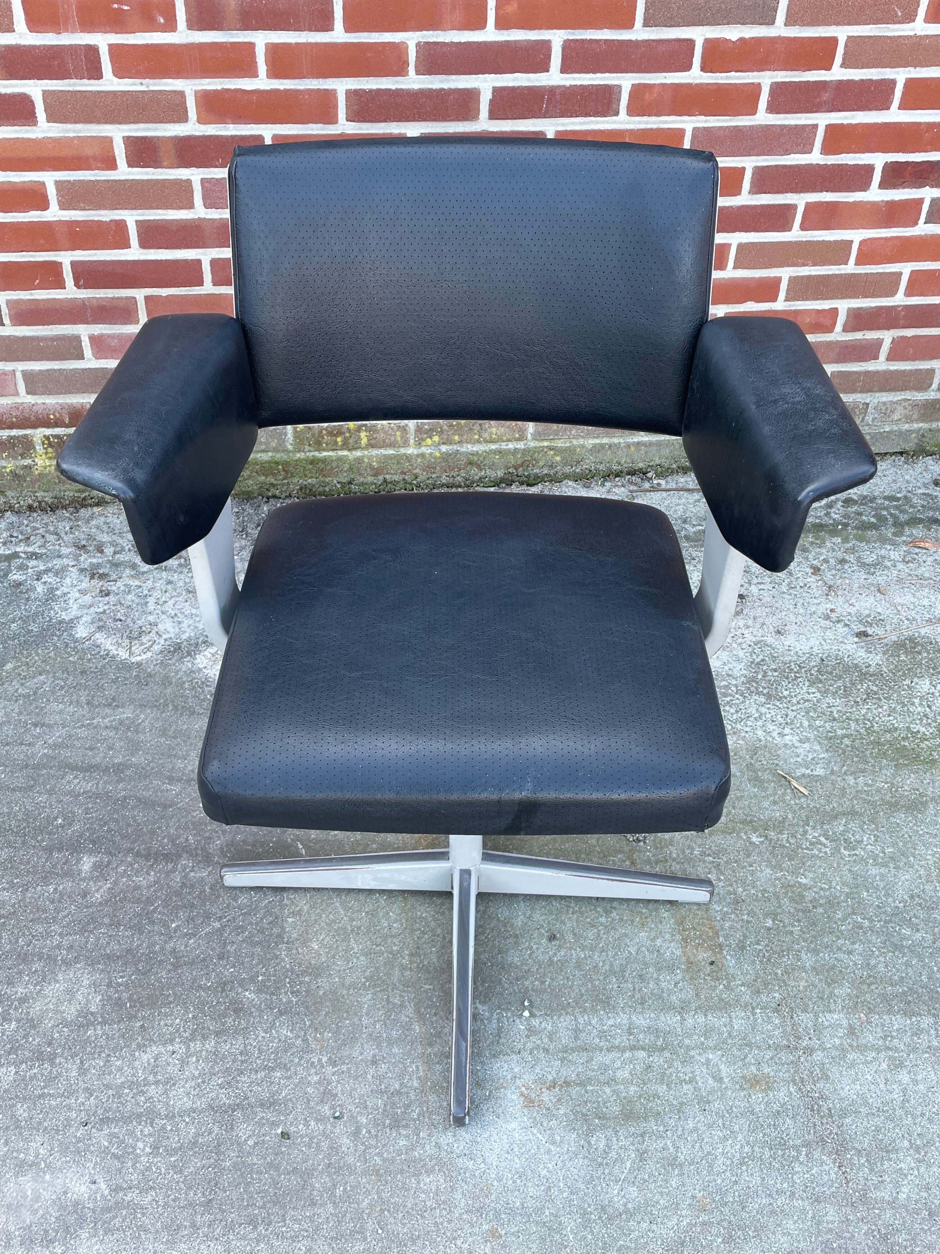 Friso kramer revolve desk chair for ahrend de cirkel 1960