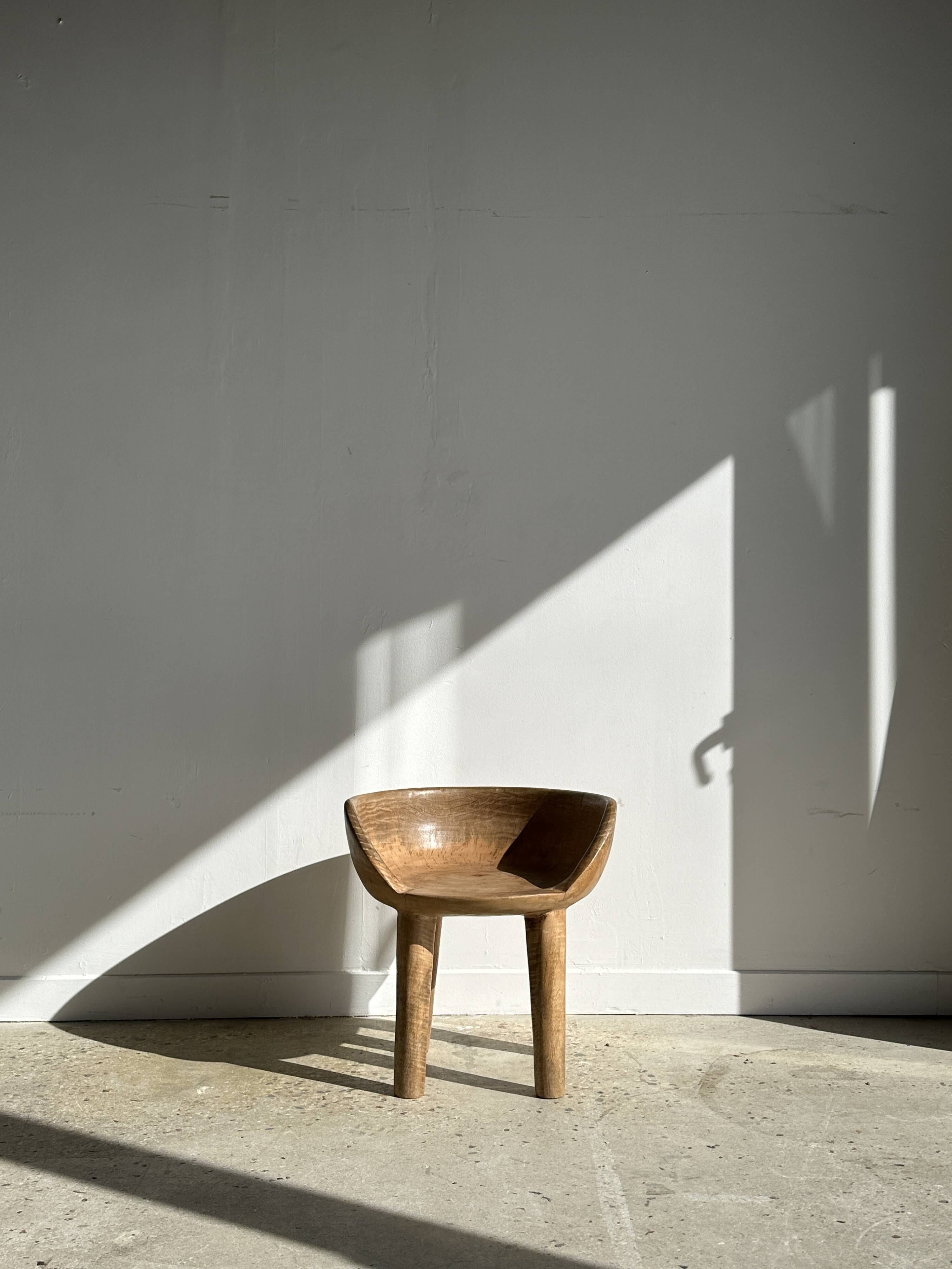 Quadripod chair with round seat and small back in natural monoxyl mango wood