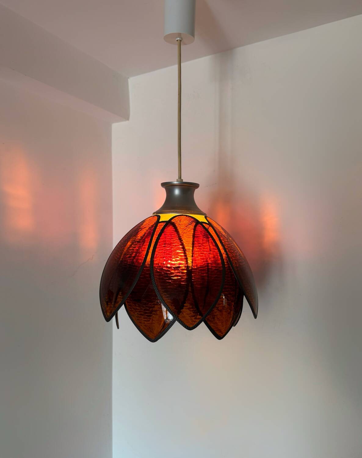 Lustre lotus Bakélite années 70