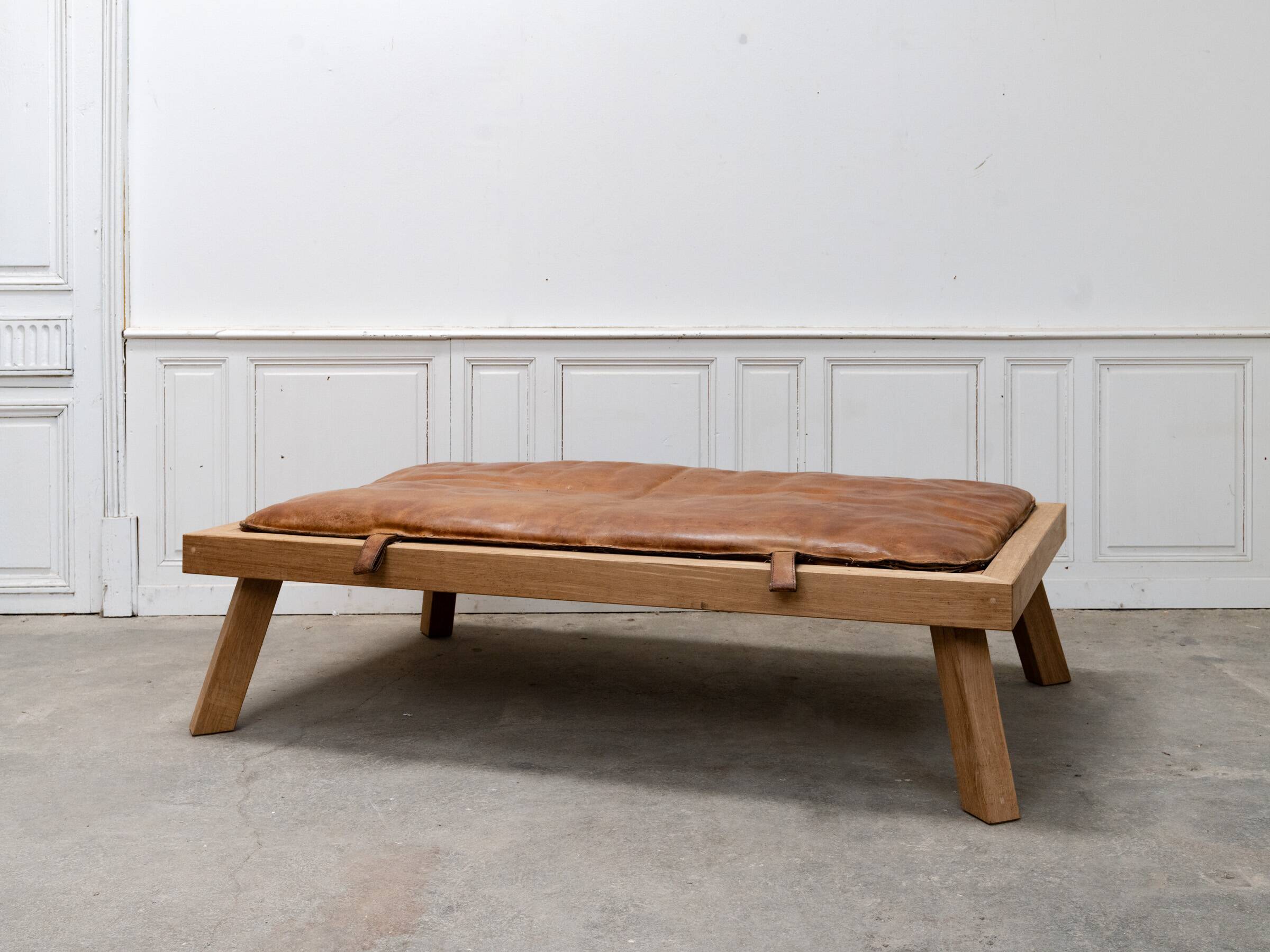 Daybed en cuir vintage et chêne 1950