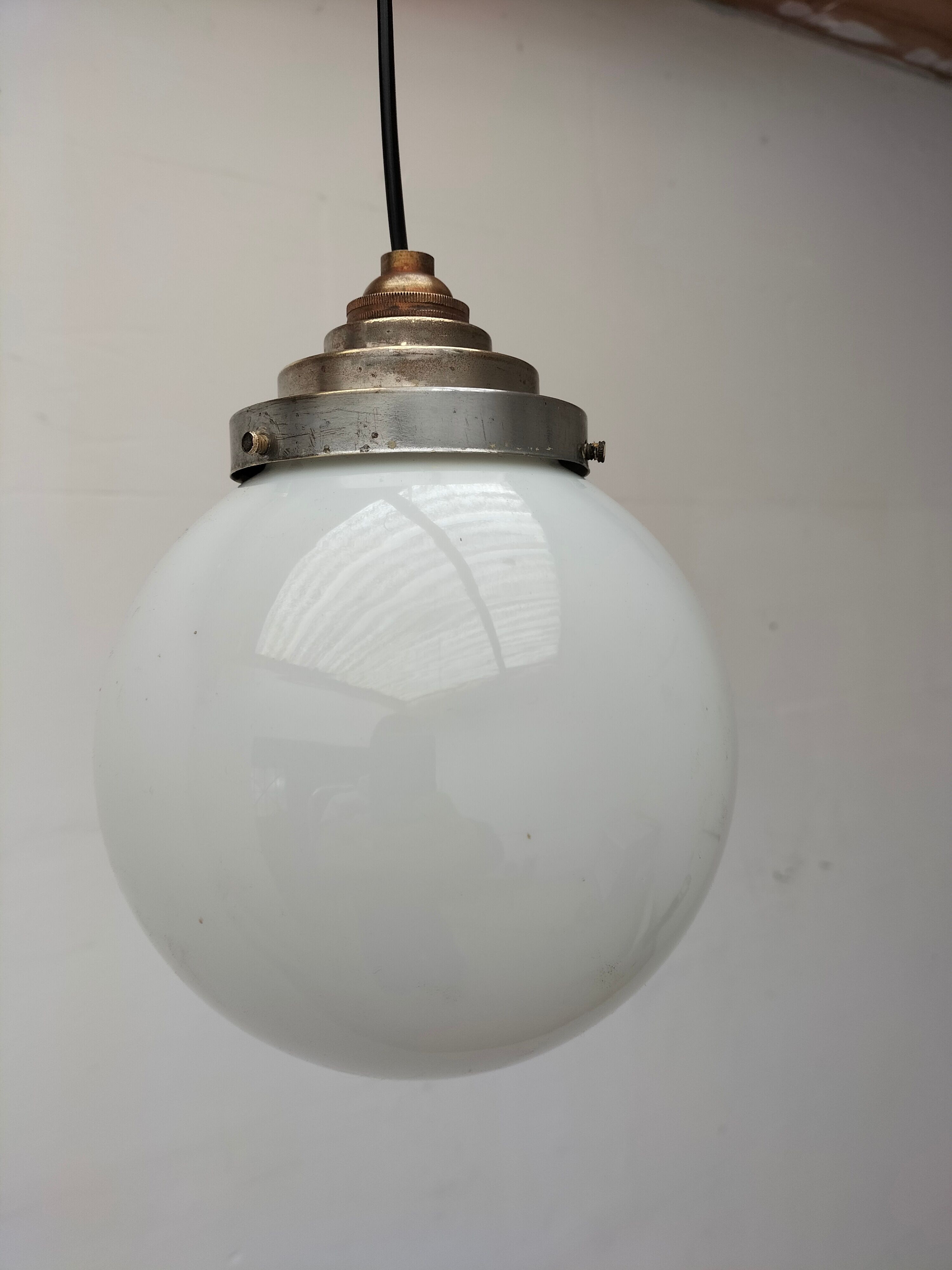 Suspension ball opaline