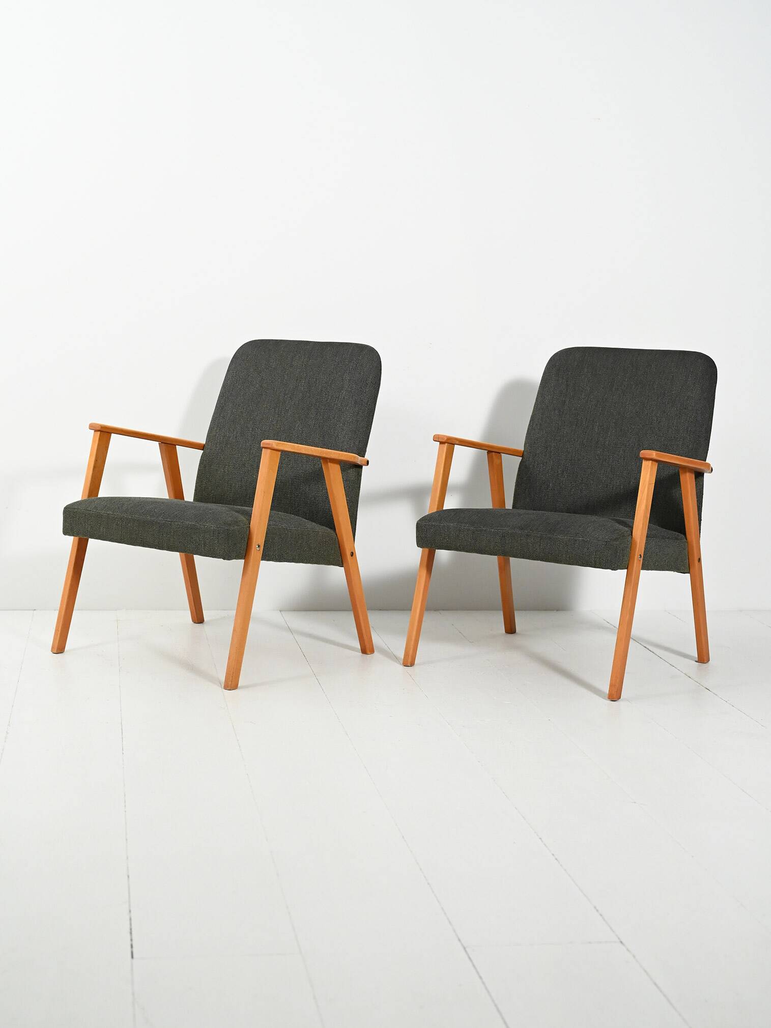 Paire de fauteuils en hêtre avec un revêtement en tissu gris