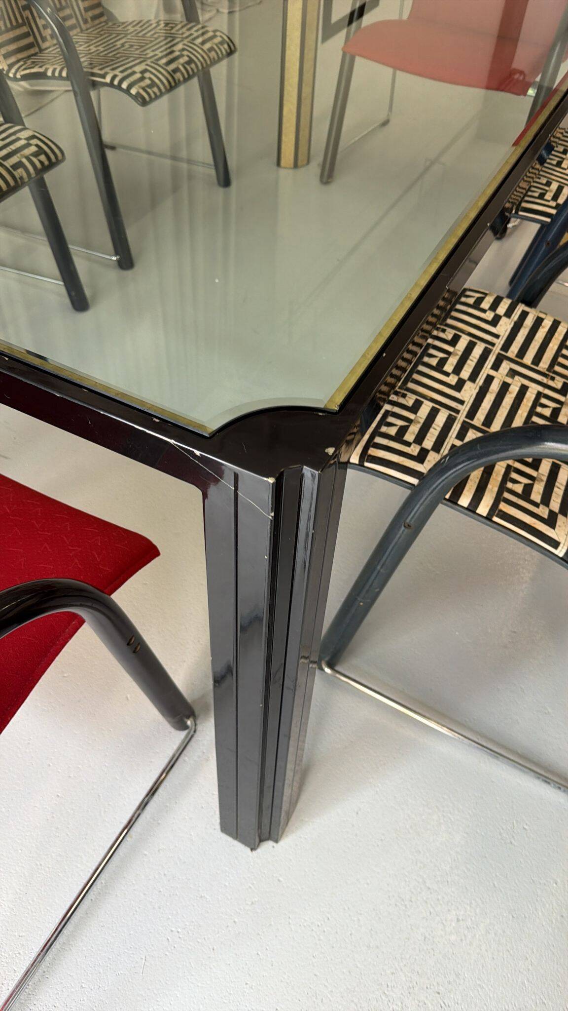Table à manger vintage de style Saporiti avec plateau en cristal et cadre noir, Italie, années 1970.