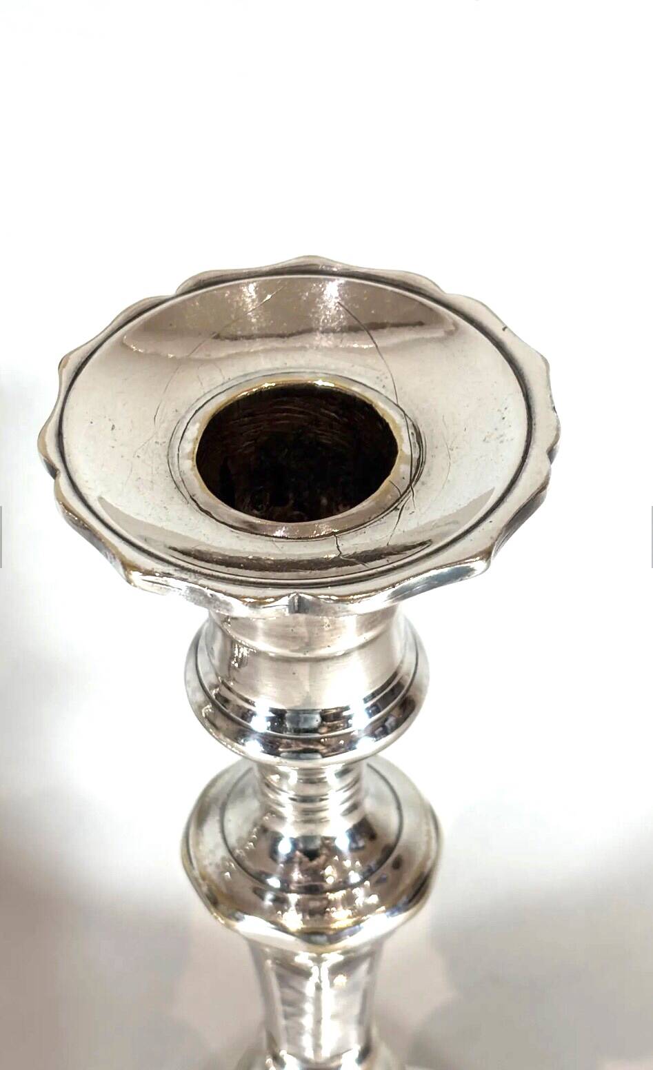 Paire de bougeoirs en métal argenté