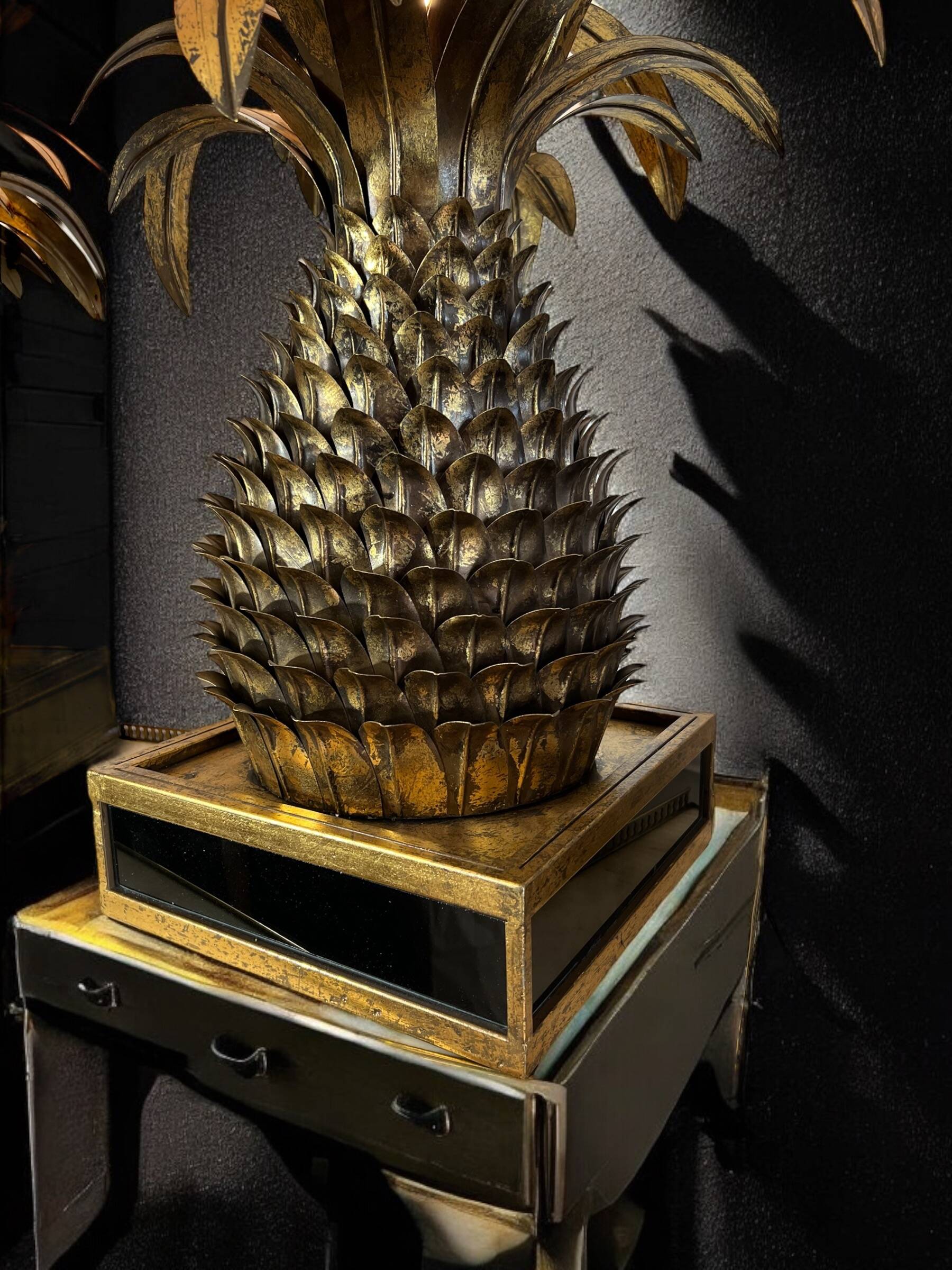 Pineapple-shaped lamp. in the "jansen of the 70s" style in metal.
