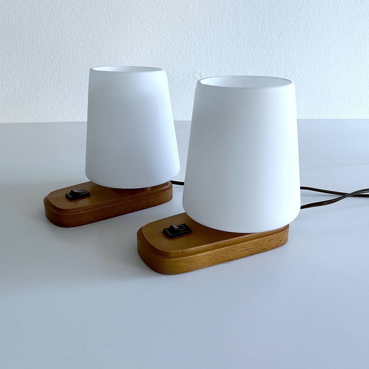 Paire de lampes scandinaves vintage, bois et verre