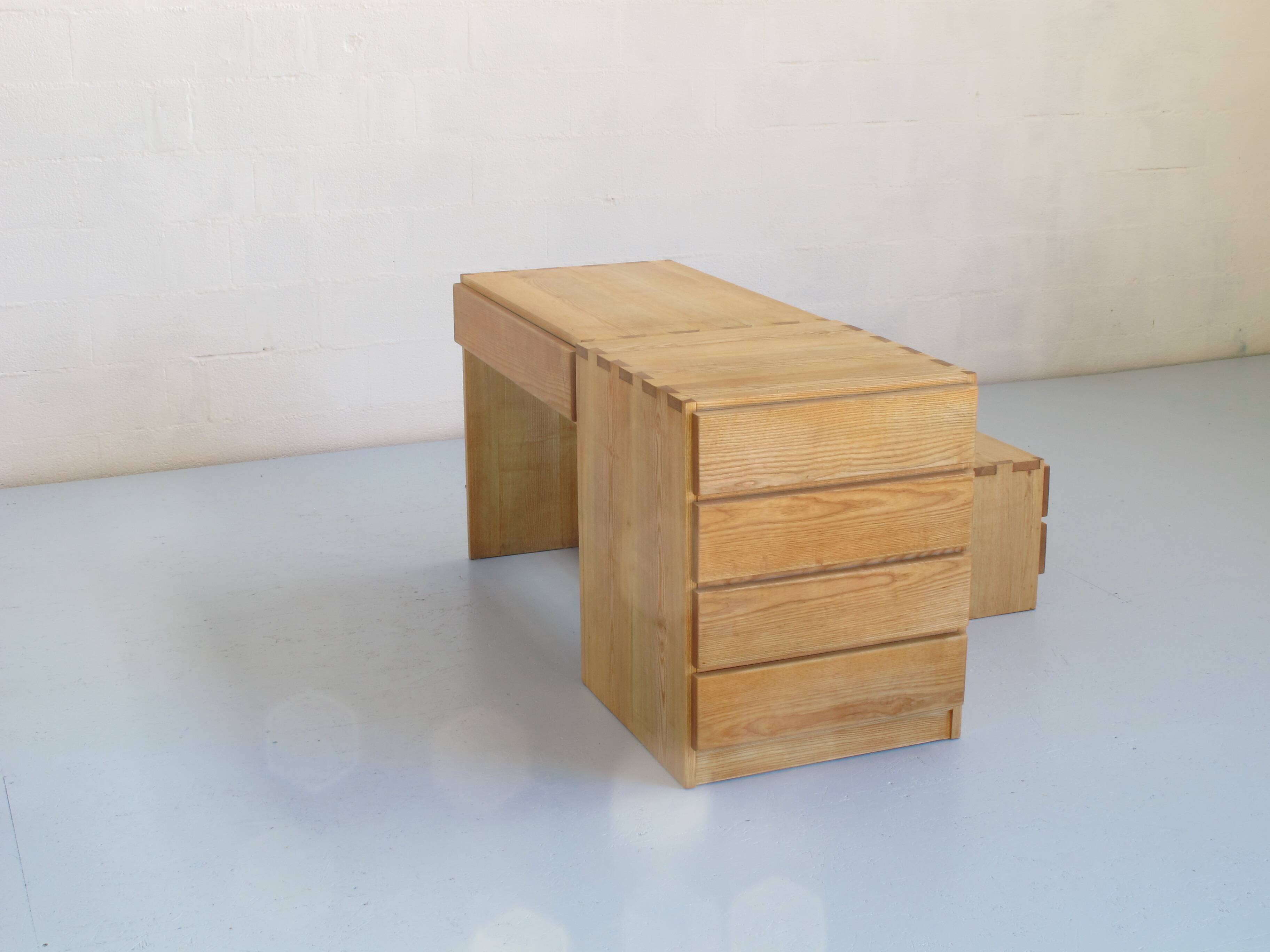 Trois commodes et consoles à tiroirs en frêne naturel huilé