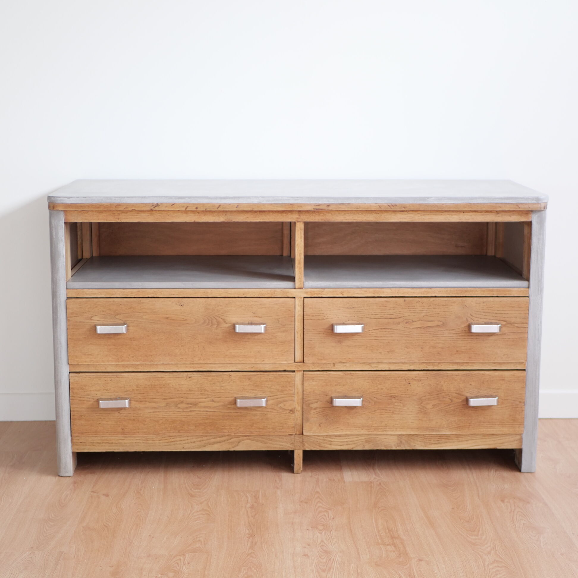 Craft furniture in wood and waxed concrete