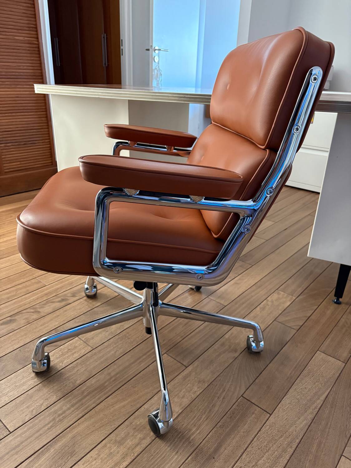Fauteuil de bureau en cuir Lobby chair ES104 Eames Vitra