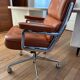 Fauteuil de bureau en cuir Lobby chair ES104 Eames Vitra