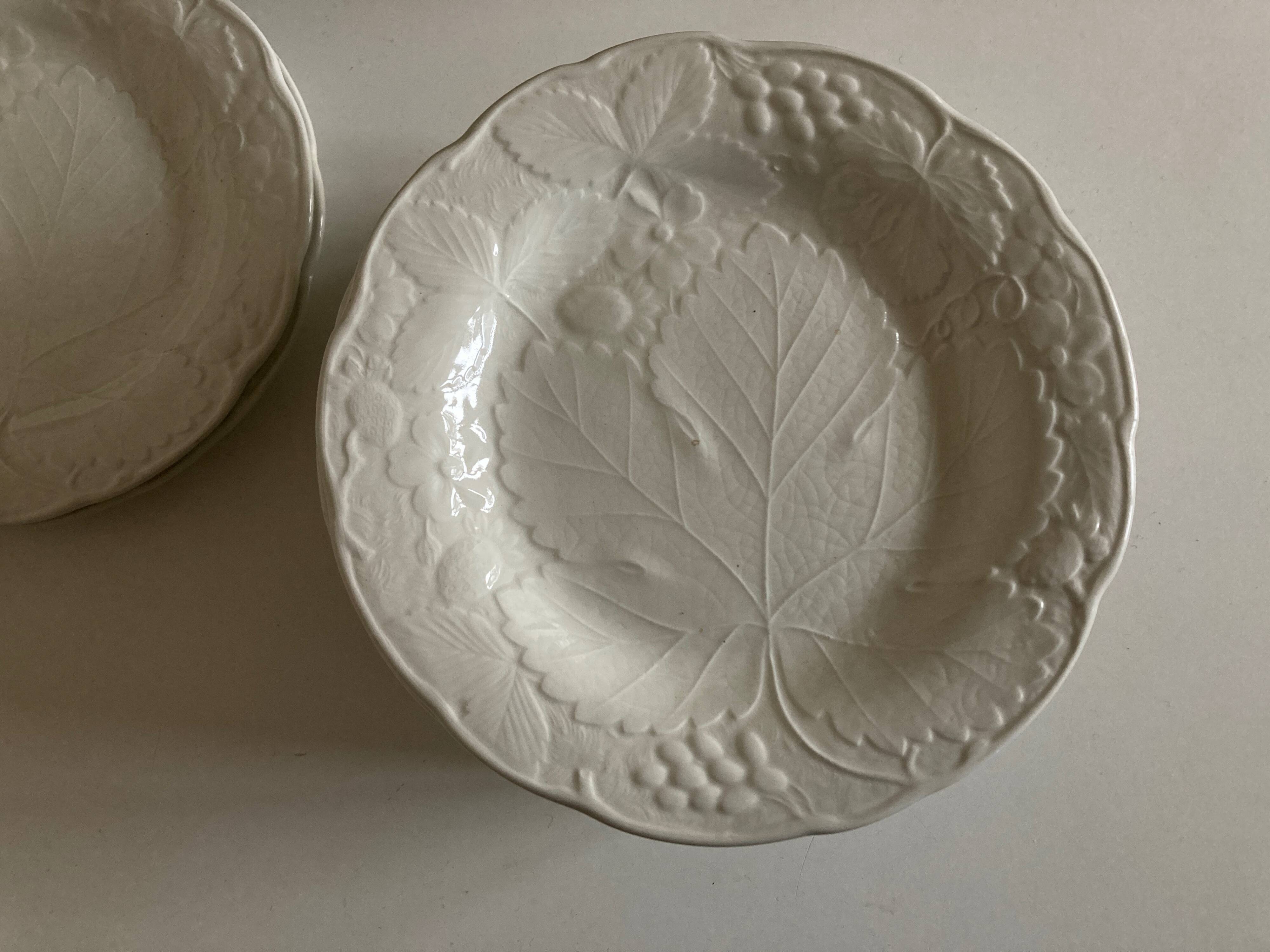 Set de 12 assiettes en faïence anglaise Burleigh Davenport relief Feuille de vigne et fraises