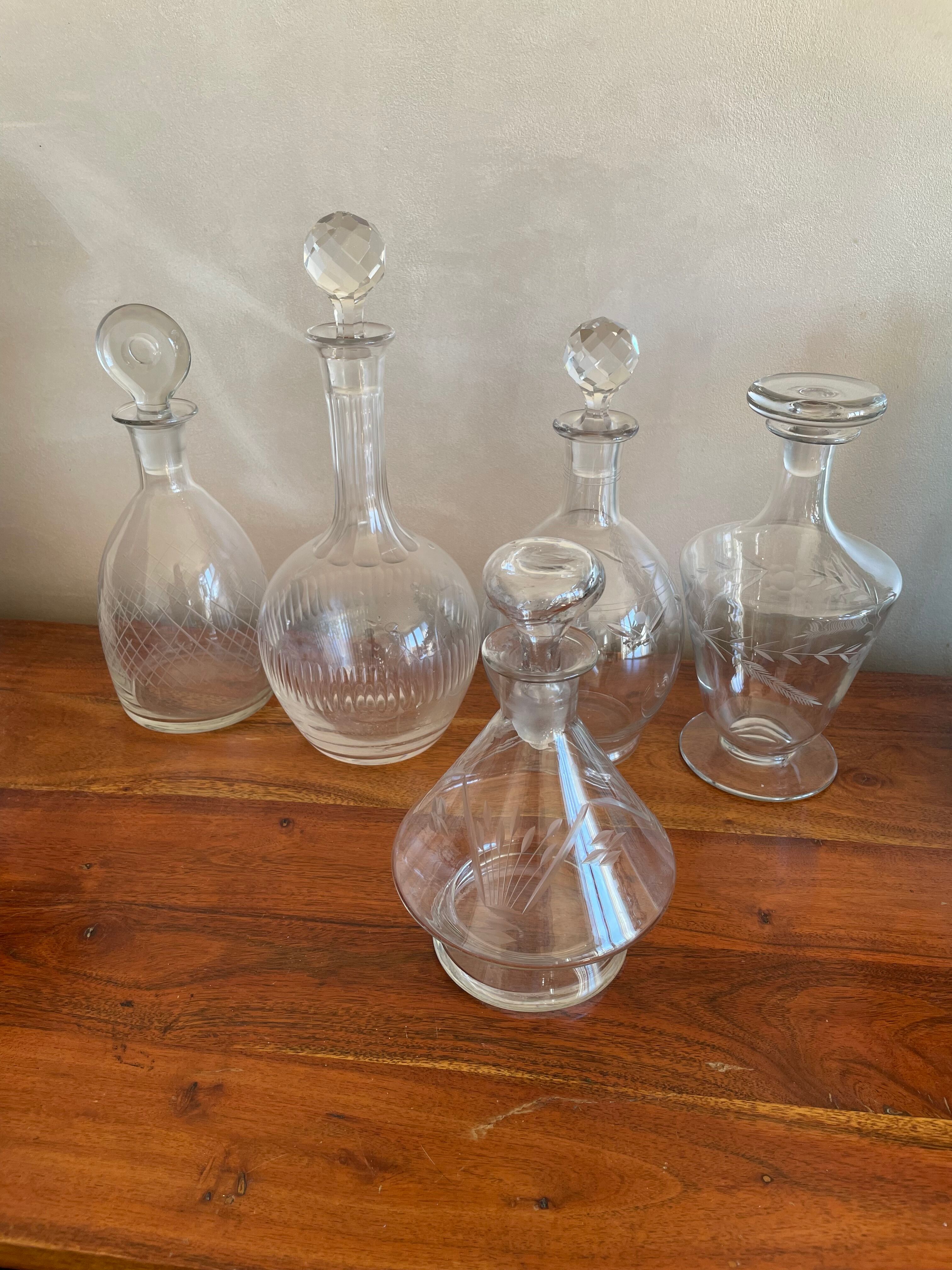 Lot 5 carafes en verre gravé