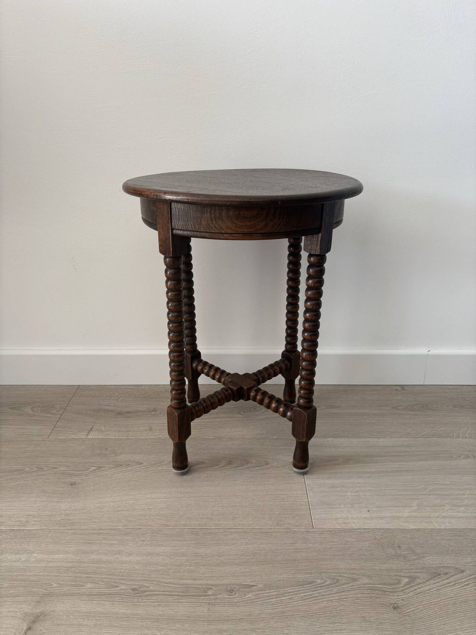 Petit guéridon vintage en bois tourné, table d’appoint ronde en bois